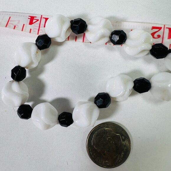 Vintage 50s Faceted Black Twisted White Beaded Necklace Metal Barrel Clasp - Picture 3 of 3